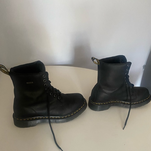 Women’s 1460 Doc Martens US 8/UK 6/ 39 EU - Picture 2 of 4